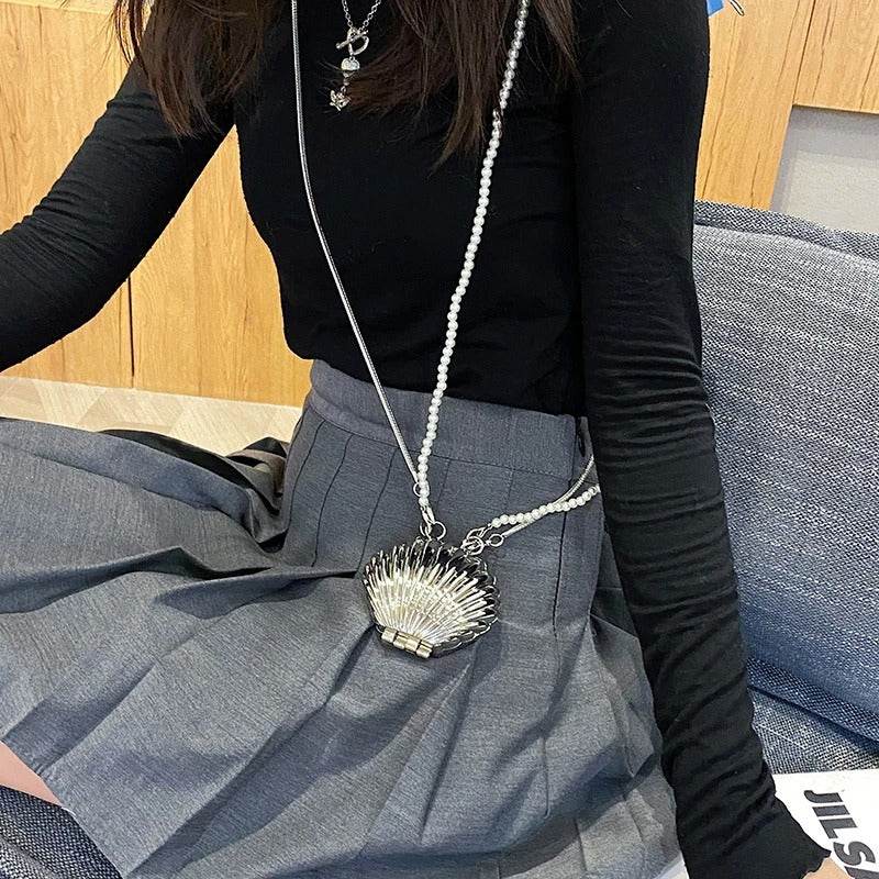 Fashionable summer lipstick bag for women in gold shell design with pearl mini crossbody strap